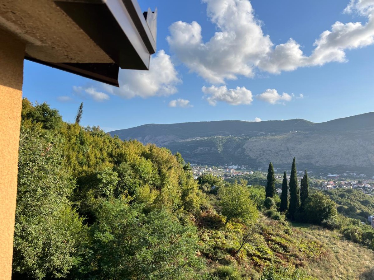 Troetažna renovirana kuća sa pogledom na zelenilo, Herceg Novi, Sušćepan